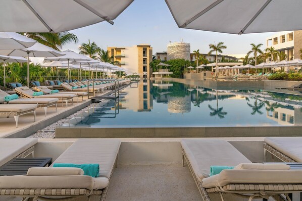 4 Außenpools, Cabañas (kostenlos), Sonnenschirme