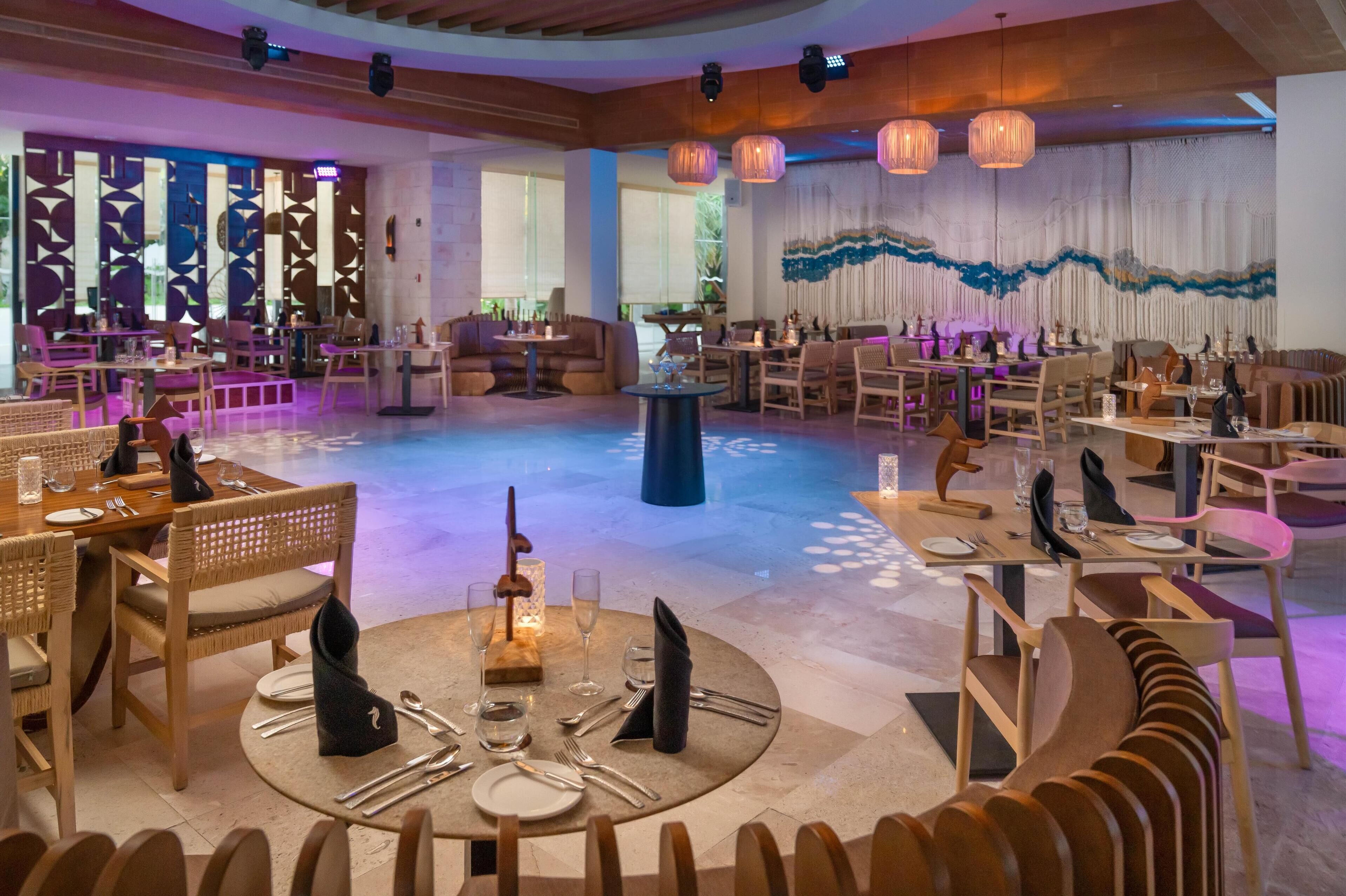 7 restaurants, spécialités Cuisine locale et internationale