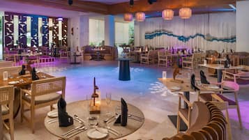 7 restaurants, spécialités Cuisine locale et internationale