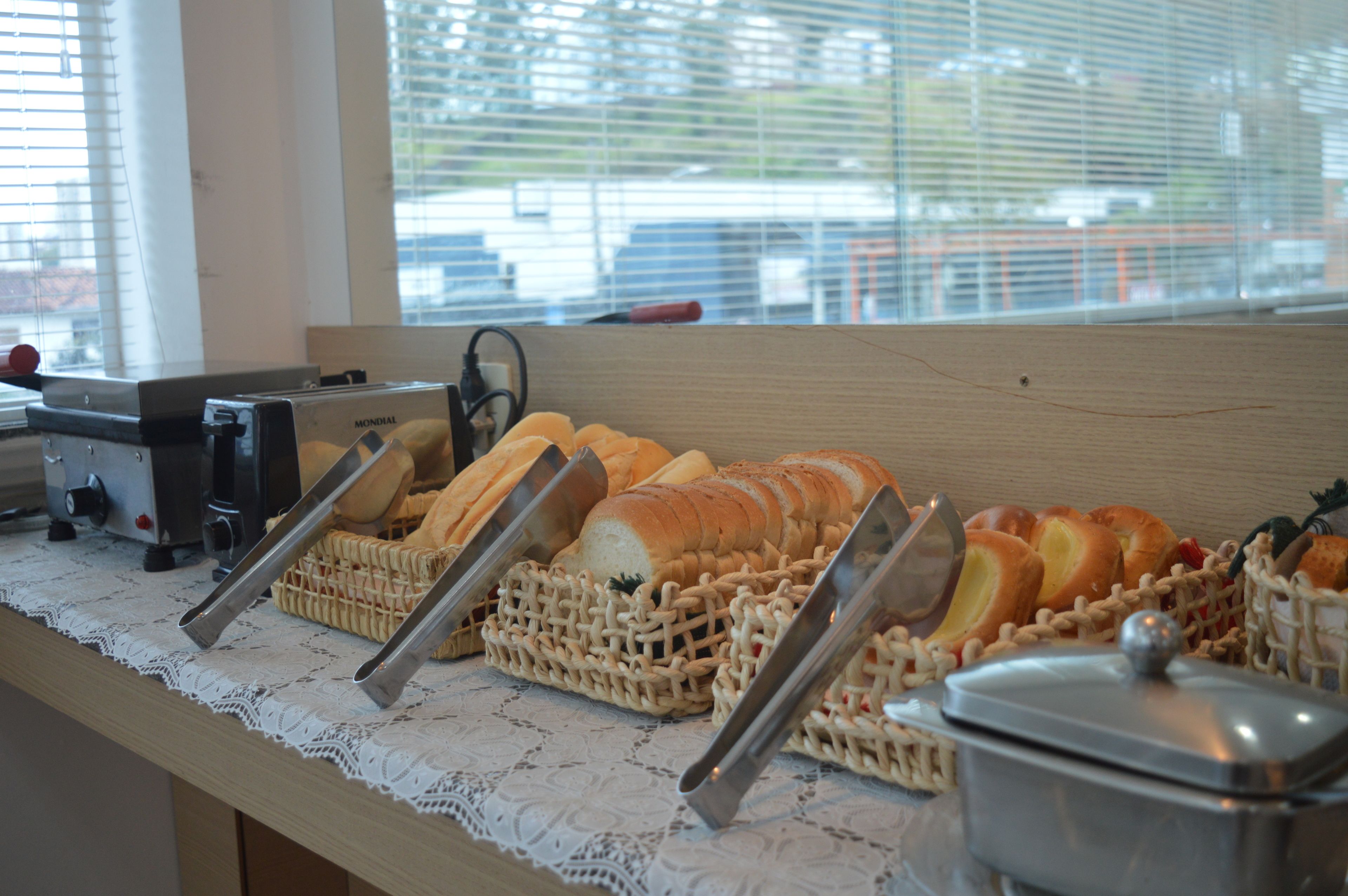 Café da manhã com buffet grátis todos os dias