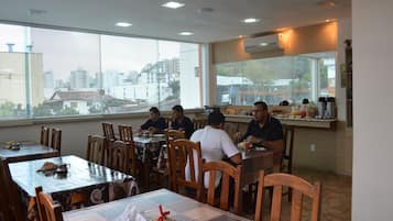 Café da manhã com buffet grátis todos os dias