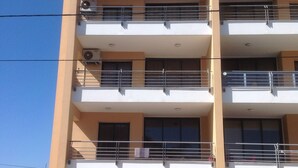 Unclassified image, 3 of 8, button - Makenzy 3 (Larnaca)