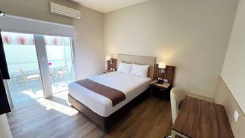 Habitación doble | Minibar, caja de seguridad en la habitación, escritorio y wifi gratis