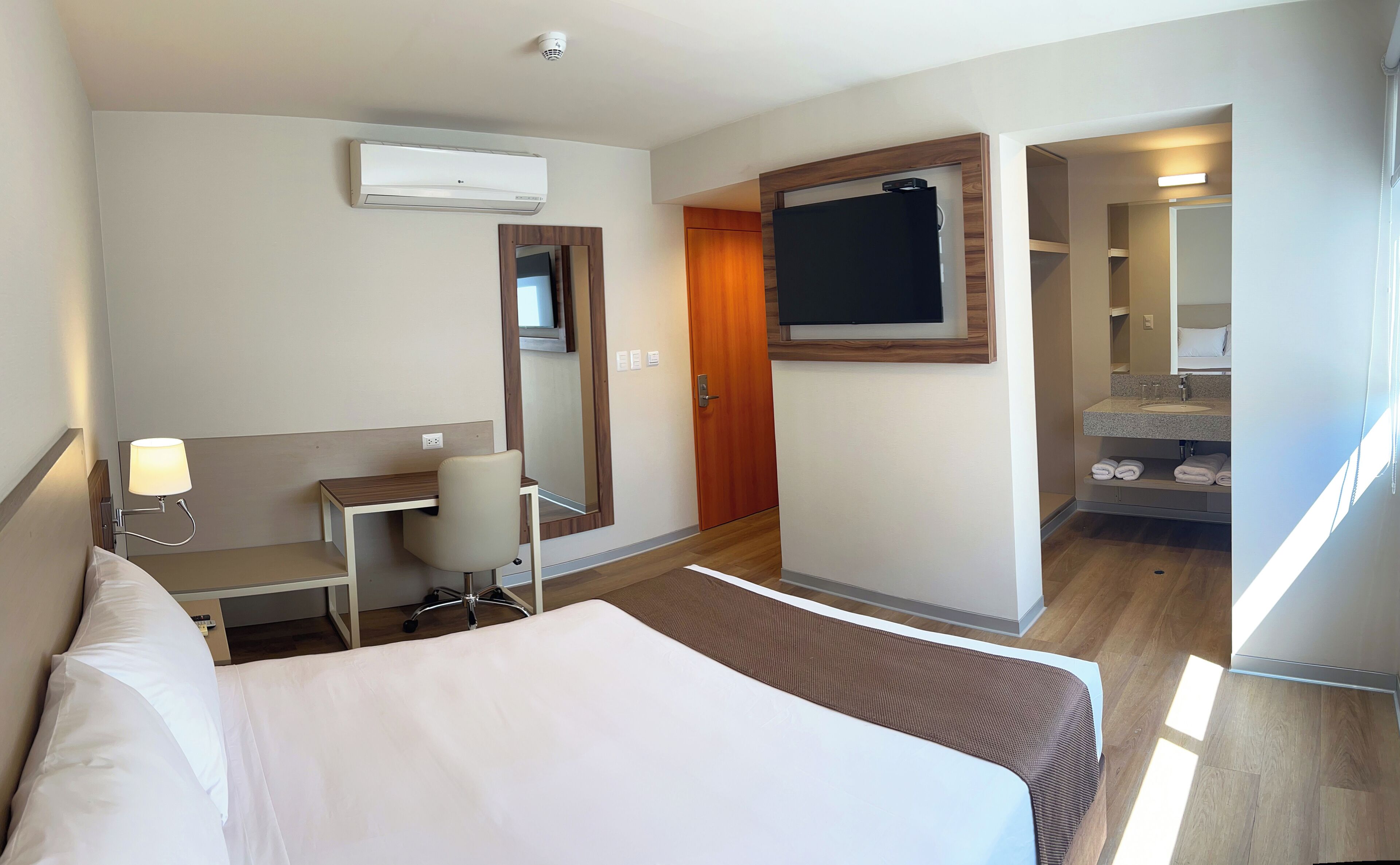 Minibar, coffres-forts dans les chambres, bureau, Wi-Fi gratuit