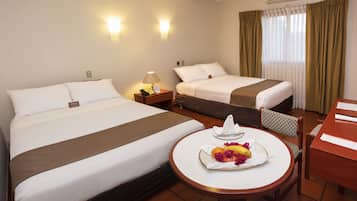 Quarto duplo, 2 camas de solteiro | Frigobar, cofres nos quartos, escrivaninha, Wi-Fi de cortesia