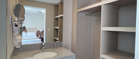 Ducha, artículos de tocador gratuitos, secador de pelo, toallas