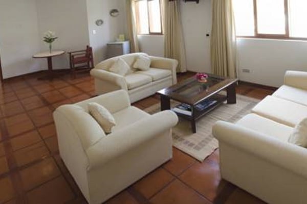 Suite, 1 kingsize-seng | Oppholdsområde | En 32-tommers Flatskjerm-TV med kabel-kanaler samt TV og bordtennis