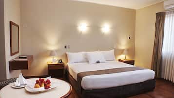 Minibar, coffres-forts dans les chambres, bureau, Wi-Fi gratuit