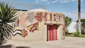 Um edifício com um mural representando diversos animais e padrões.