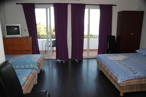 Bureau, chambres insonorisées, fer et planche à repasser, Wi-Fi gratuit