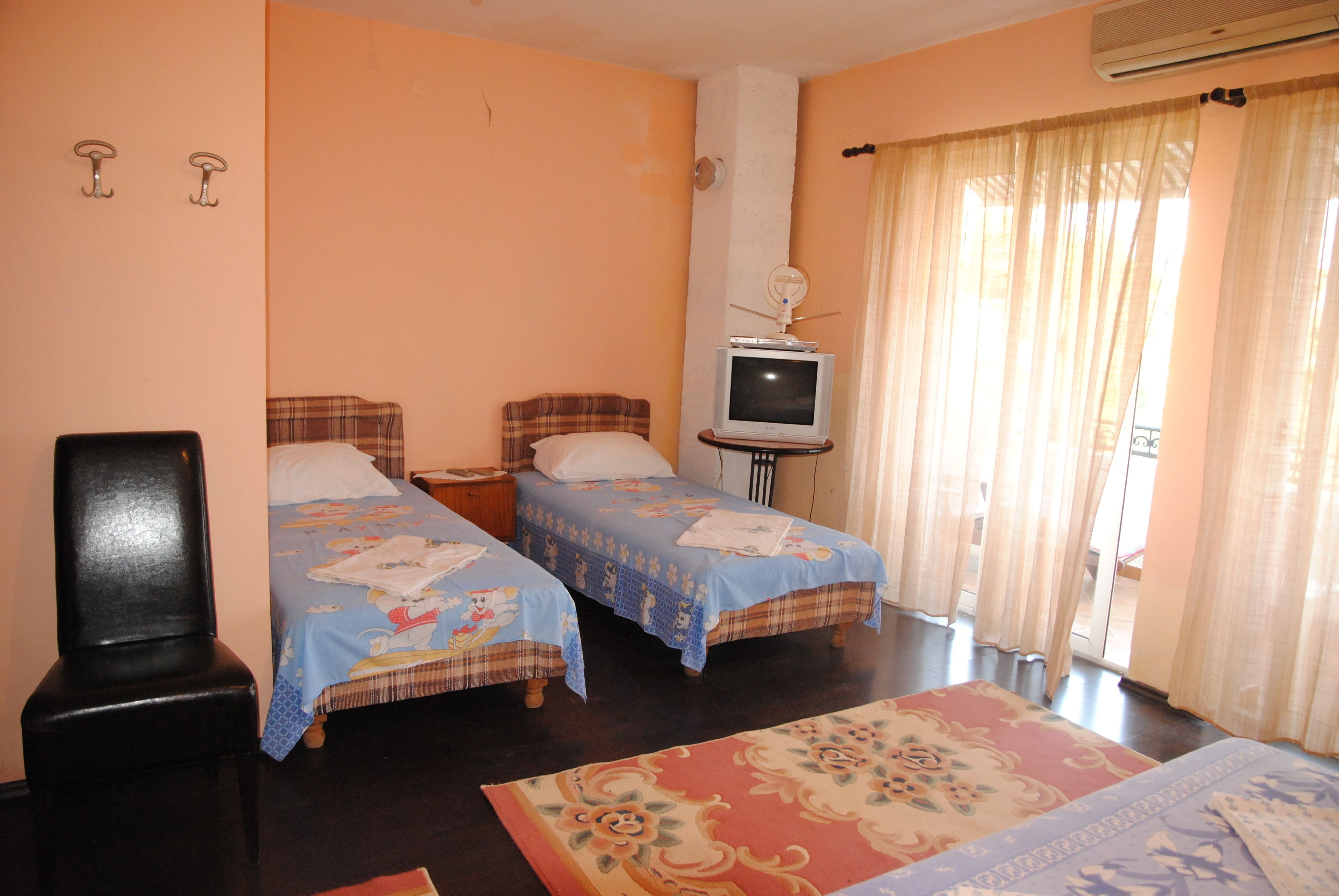 Habitación cuádruple superior, balcón, vista al mar | Escritorio, insonorización, tabla de planchar con plancha y wifi gratis 