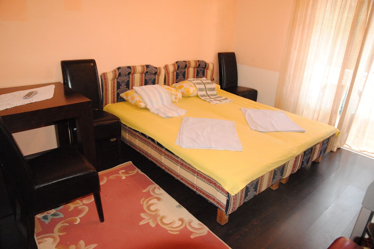 Una habitación de hotel con una cama, un escritorio y una silla.