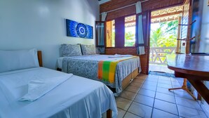 A hotel room with two beds, a balcony, and a view of greenery. - Pousada Encantos da Natureza (Marechal Deodoro)