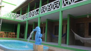 Piscina externa, espreguiçadeiras