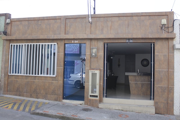 Vista frontal de la propiedad