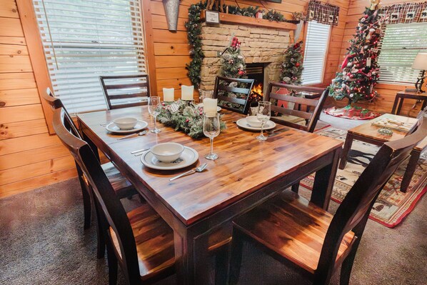 Cabin, 2 Bedrooms | Dining