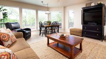 Kondominium, 2 kamar tidur | Area keluarga | Smart TV