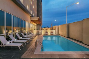 Outdoor pool, sun loungers - Homewood Suites by Hilton Monterrey Apodaca (Apodaca)