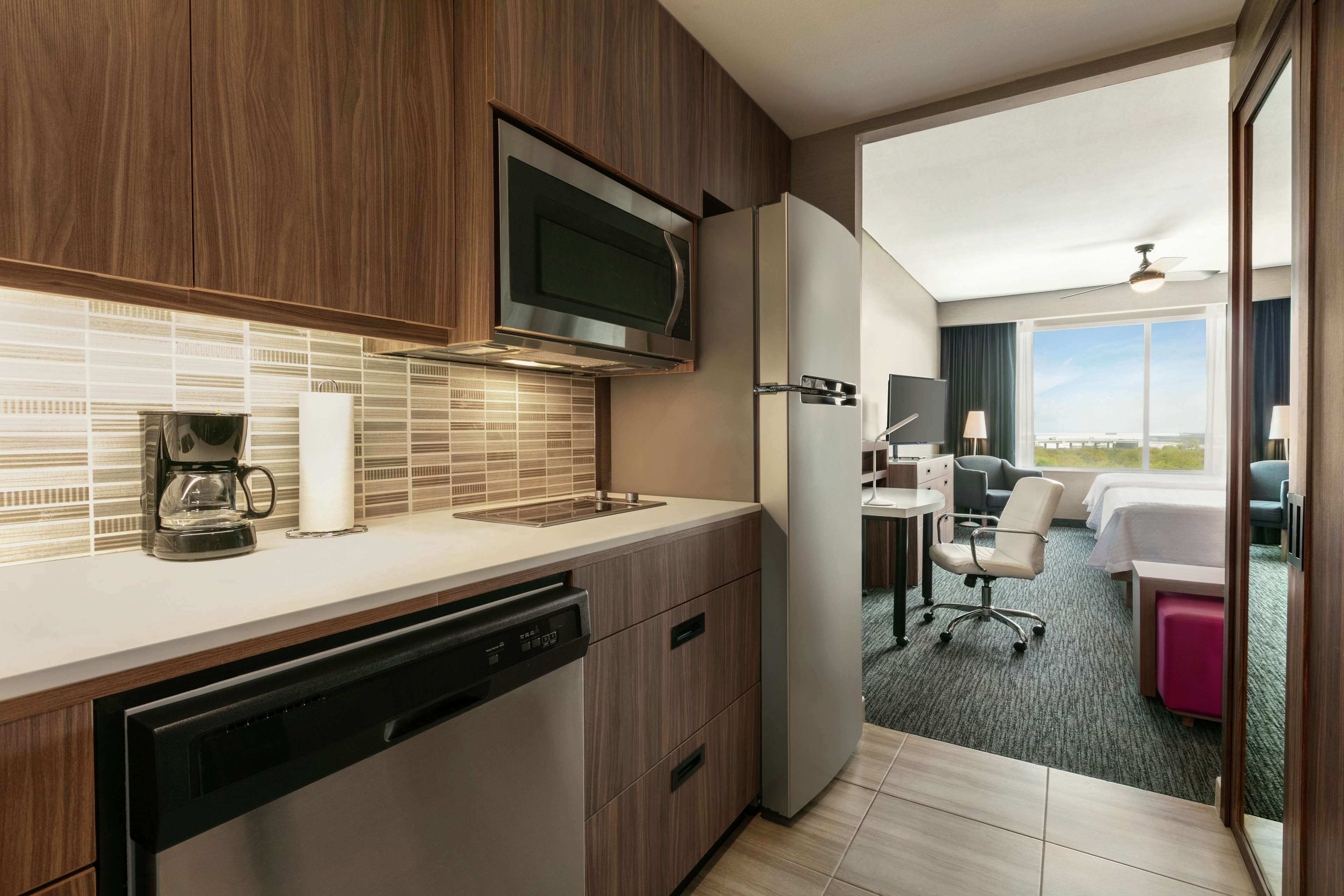 Estudio, 2 camas Queen size, para no fumadores | Caja de seguridad en la habitación, escritorio y cortinas blackout 