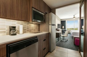 Caja de seguridad en la habitación, escritorio y cortinas blackout