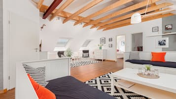 Appartamento Deluxe, 2 camere da letto | Area soggiorno | TV a schermo piatto 32 pollici con canali via cavo, TV