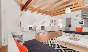 Apartamento Deluxe, 2 habitaciones | Zona de estar | Televisión de pantalla plana de 32 pulgadas con canales por cable