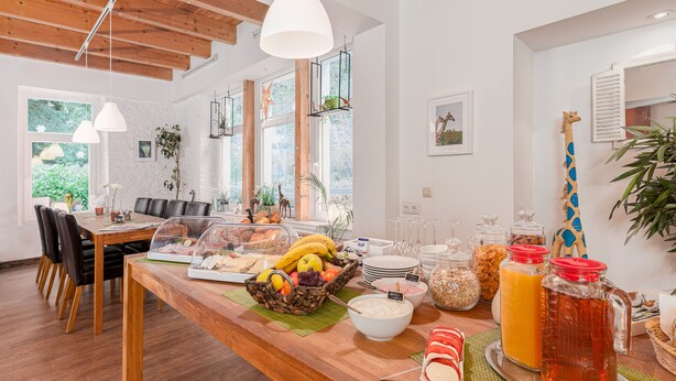Un bufé de desayuno con frutas, cereales y bebidas.
