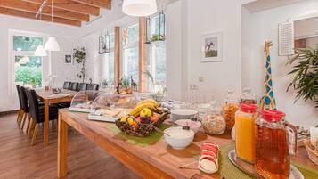 Tägliches Frühstücksbuffet (5 EUR pro Person)