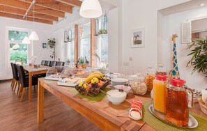 Un buffet de petit-déjeuner comprenant des fruits, des céréales et des boissons.