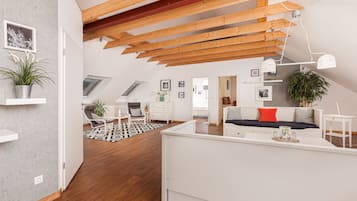 Apartament Deluxe, 2 dormitoris | Sala d'estar | Televisor de pantalla plana