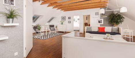 Leilighet – deluxe, 2 soverom | Oppholdsområde | En 32-tommers Flatskjerm-TV med kabel-kanaler samt TV