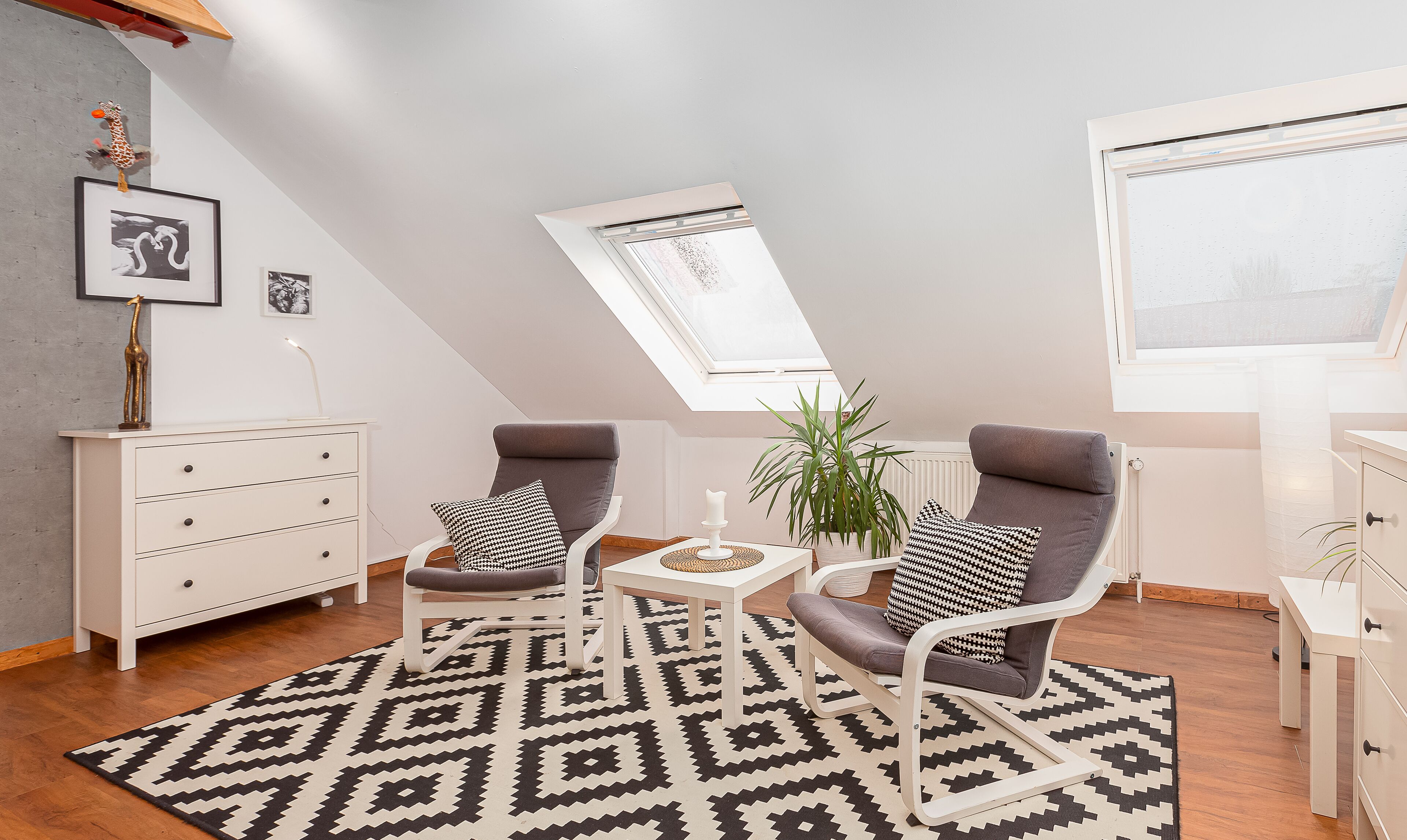 Deluxe Apart Daire, 2 Yatak Odası | Oturma alanı | Kablolu TV kanalları bulunan 32 inç düz ekran televizyon, televizyon 