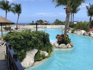 Udendørs pool, pool med vandfald