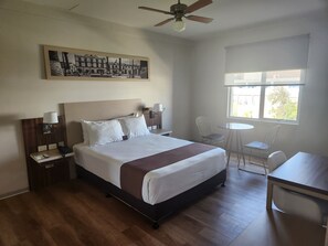 Habitación doble, 1 cama doble | Minibar, caja fuerte, escritorio y wifi gratis