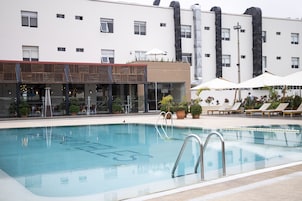 Una piscina al aire libre