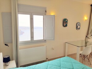 Monolocale, vista mare | Una cassaforte in camera, tende oscuranti, insonorizzazione