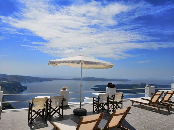 Property grounds - Artemisia Apartment (Santorini)
