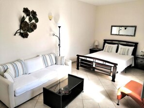 In-room safe, blackout curtains, soundproofing, free WiFi - Artemisia Apartment (Santorini)
