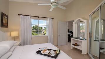 1 Bedroom Apartment | Frigobar (abastecido com itens grátis), cofres nos quartos