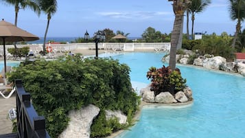 Piscina externa, piscina com cascata