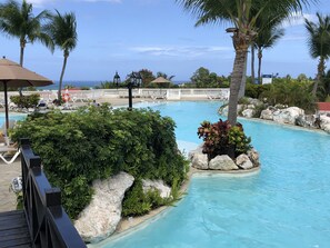 Außenpool, Pool mit Wasserfall