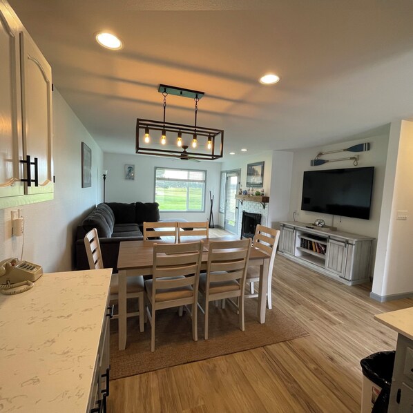 Appartement, 1 queensize bed, keuken | Woonruimte | Een 40-inch flatscreentelevisie met kabelzenders