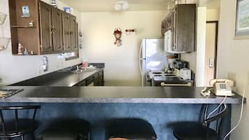 Apartamento, 1 cama de matrimonio, cocina | Cocina privada | Frigorífico, microondas, cafetera o tetera y utensilios de cocina