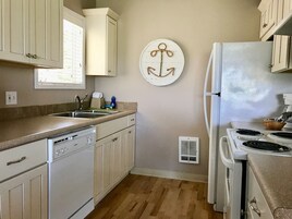 Condo, 1 giường cỡ queen, bếp | Bếp riêng | Tủ lạnh, lò vi sóng, dụng cụ pha cà phê/trà 