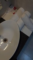 Executive Room | Bathroom | Shower, free toiletries, hair dryer, slippers