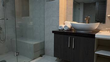 Rom – executive | Bad | Dusj, toalettartikler (inkludert), hårføner og tøfler