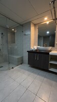 Executive Room | Bathroom | Shower, free toiletries, hair dryer, slippers