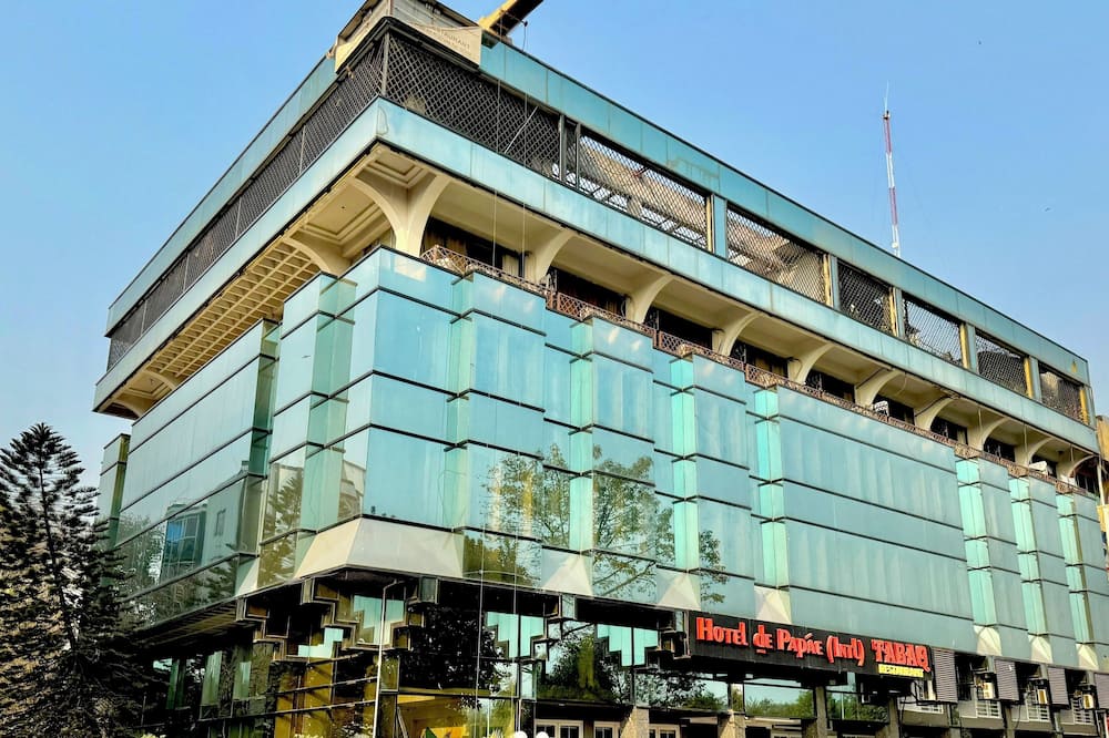 Hotel de Papae Intl