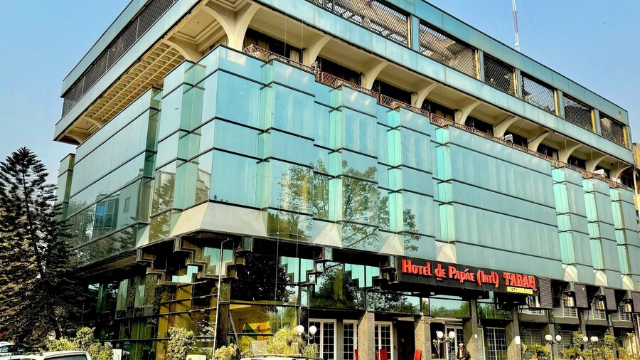 Hotel de Papae Intl