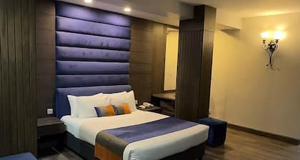 Hotel de Papae Intl